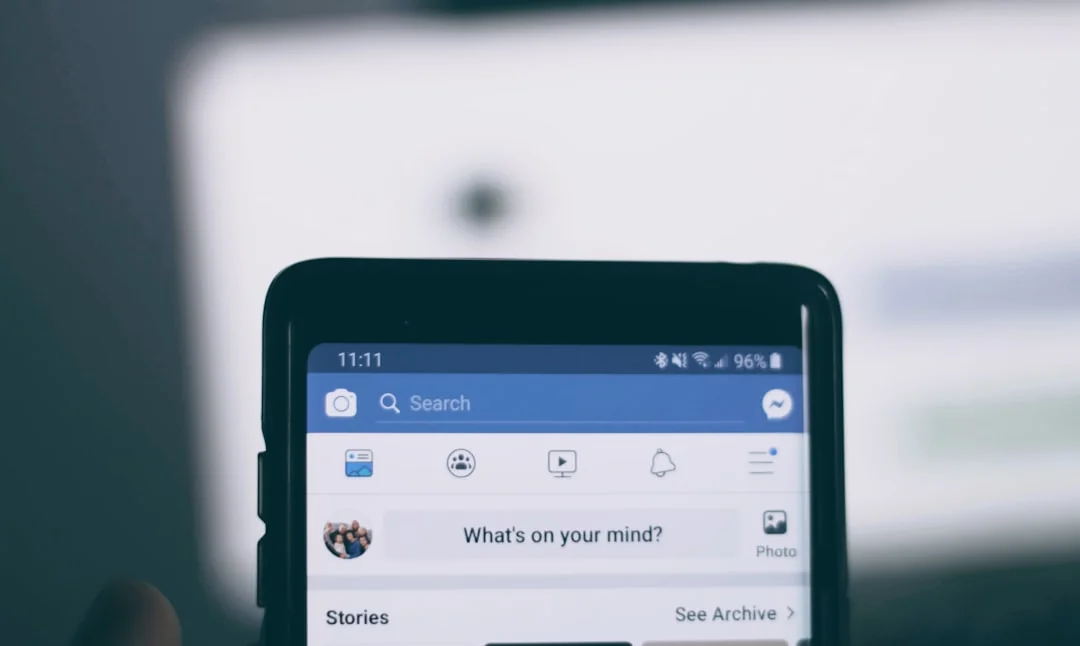 Smartphone affichant le logo LinkedIn avec clavier et grand logo en arrière-plan, thème professionnel.
