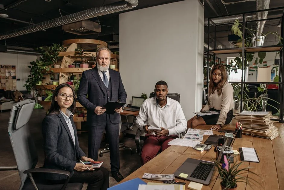 Un espace de travail de bureau avec les indispensables du marketing sur les réseaux sociaux, notamment un clavier, une boîte lumineuse et un guide.